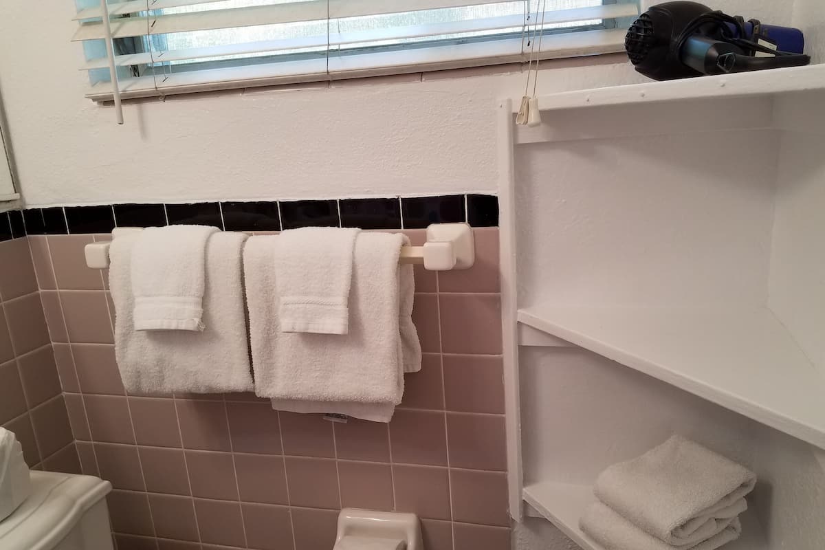 Queen Studio #4, Full Kitchen, Ground Floor, Pool View, Private Bathroom | Bathroom amenities