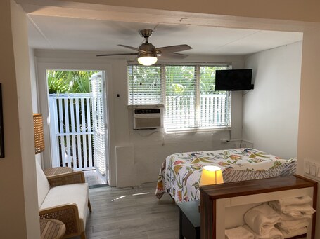 Alexander Palms Court - Image 3