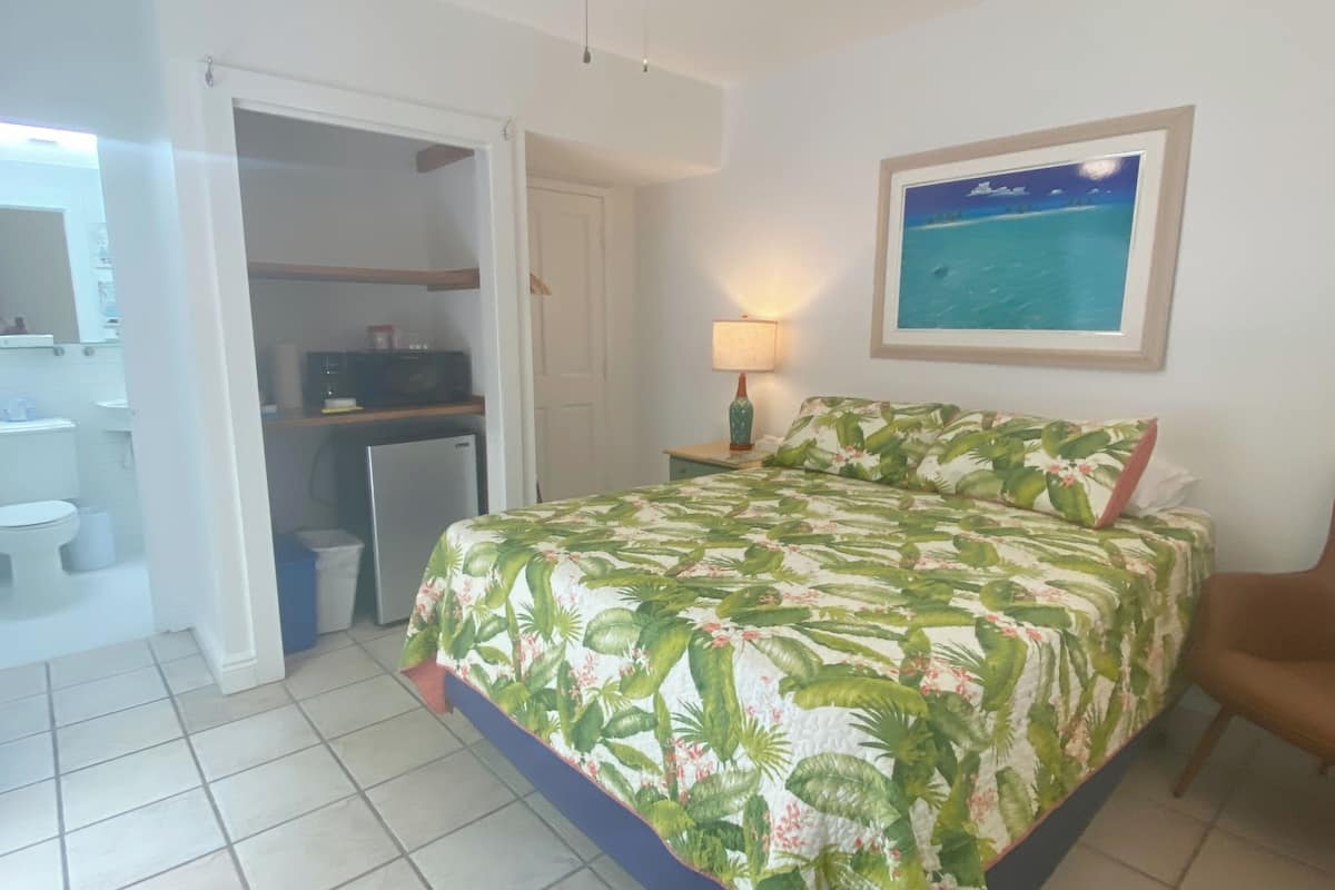 Queen Standard #2A, Ground Floor, Garden View, Private Bathroom