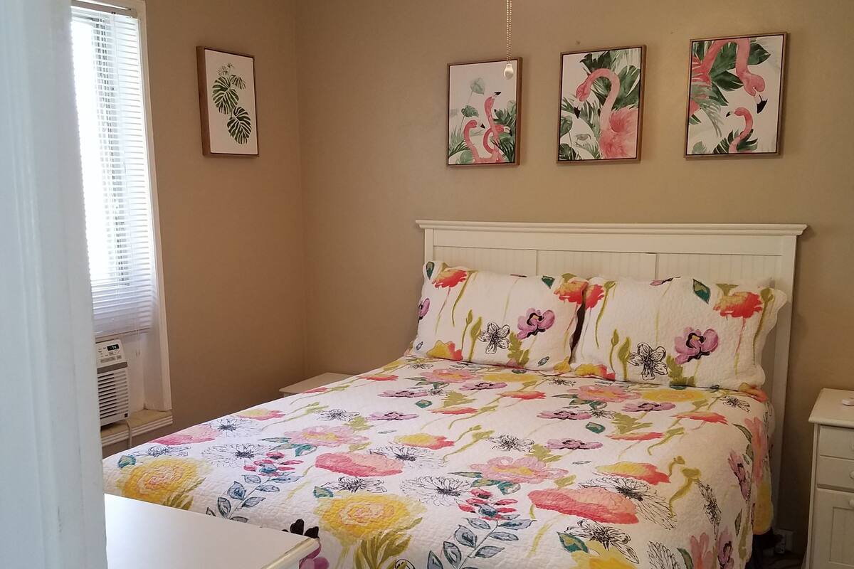 Queen Suite #7, Full Kitchen, Ground Floor, Pool View, Private Bathroom | Iron/ironing board (on request), WiFi (free), individually decorated