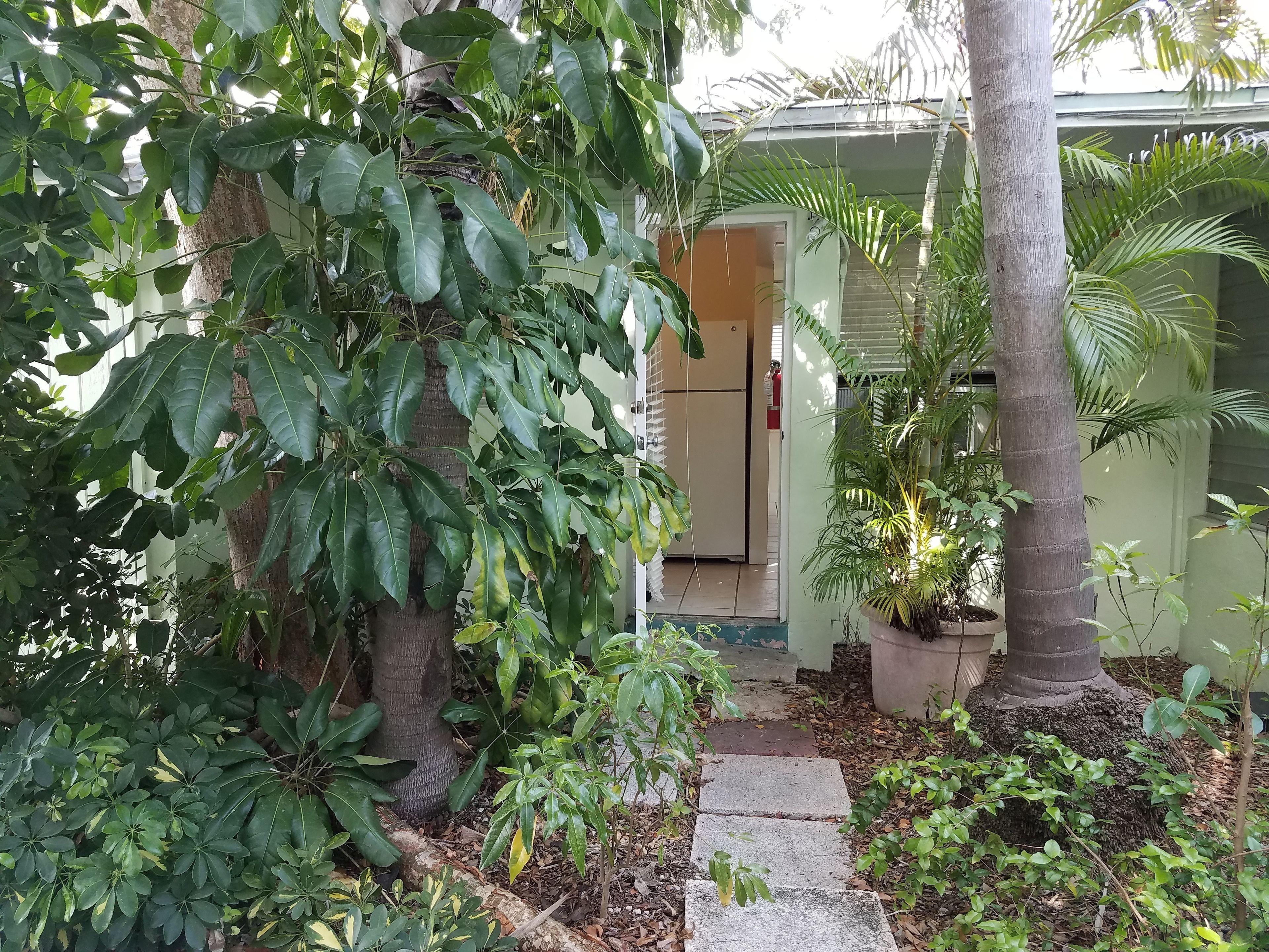 queen suite #6, full kitchen, ground floor, pool view, private bathroom | room amenity