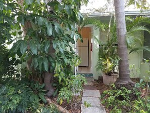 Queen Suite #6, Full Kitchen, Ground Floor, Pool View, Private Bathroom | Room amenity - Alexander Palms Court (Key West)