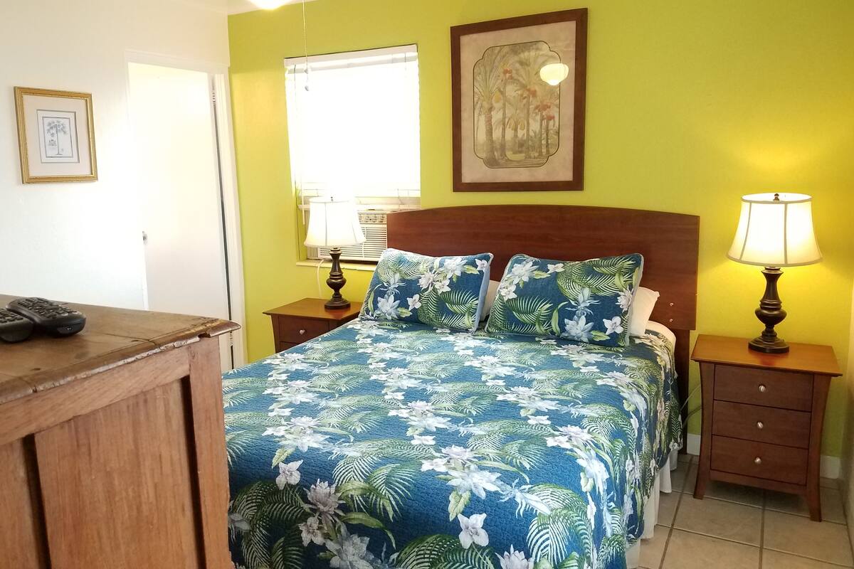 Queen Suite #6, Full Kitchen, Ground Floor, Pool View, Private Bathroom | Iron/ironing board (on request), WiFi (free), individually decorated