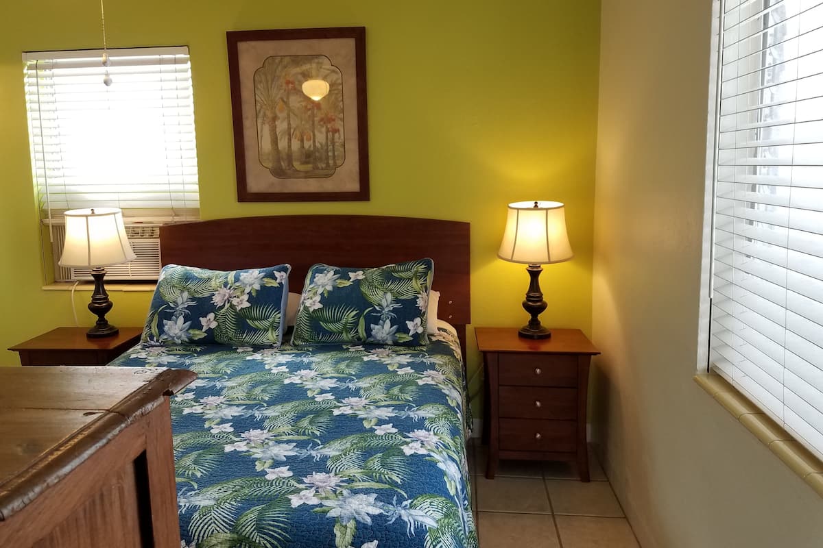 Queen Suite #6, Full Kitchen, Ground Floor, Pool View, Private Bathroom