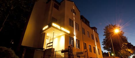 Fassade der Unterkunft – Abend/Nacht