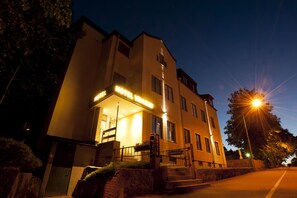 Fassade der Unterkunft – Abend/Nacht