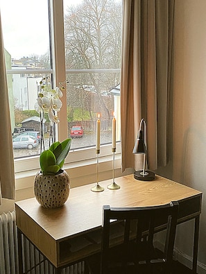 Standard-Zweibettzimmer | Pillowtop-Betten, Schreibtisch, Zustellbetten, kostenloses WLAN
