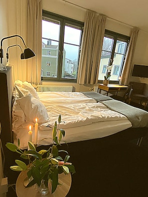 Standard-Dreibettzimmer | Pillowtop-Betten, Schreibtisch, Zustellbetten, kostenloses WLAN