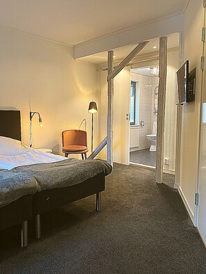 Standard Twin Room | Pillow-top beds, desk, rollaway beds, free WiFi