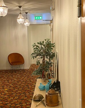 Standard Triple Room | Living area | TV - Hotell Värend (Växjö)