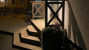 An outdoor entrance with a wooden staircase leading to a door marked "Entré". - Hotell Värend (Växjö)