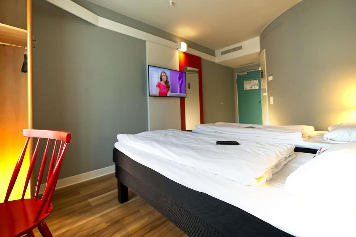 Quarto standard, 2 camas de solteiro | Escrivaninha, cortinas blackout, quartos à prova de som