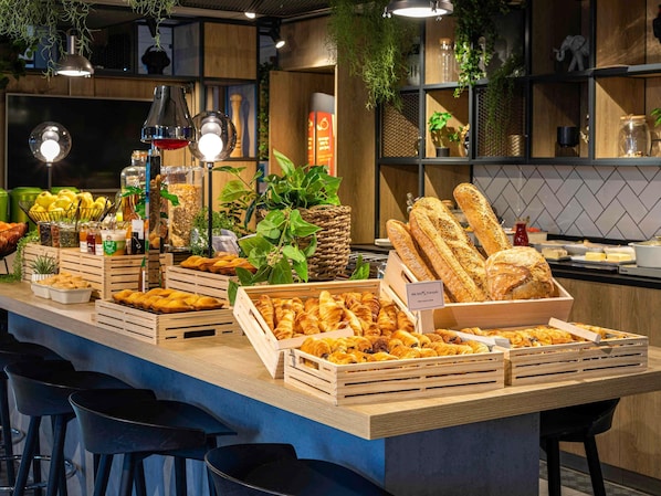 Petit déjeuner buffet (18 EUR par personne)