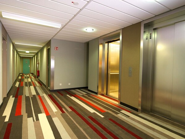 Desk, blackout drapes, soundproofing, iron/ironing board - ibis Hotel Köln Messe (Cologne)