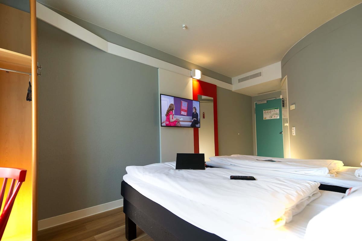 1 bedroom, desk, blackout drapes, soundproofing