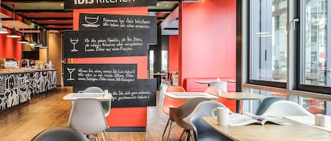 Cocina regional con mesas al aire libre