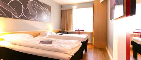 1 bedroom, desk, blackout drapes, soundproofing
