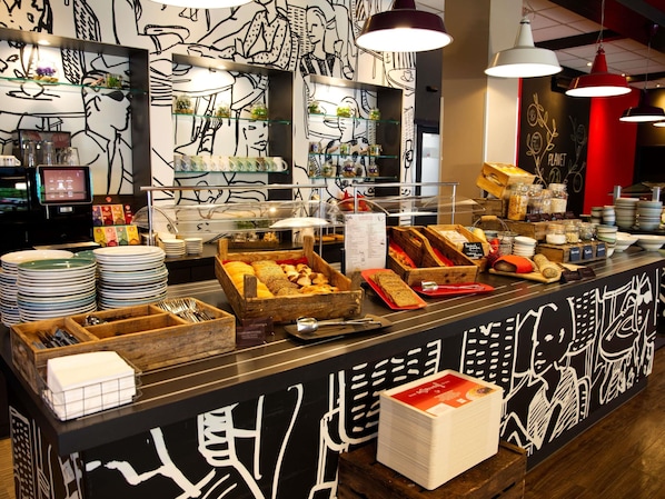 Desayuno buffet diario (EUR 18 por persona)