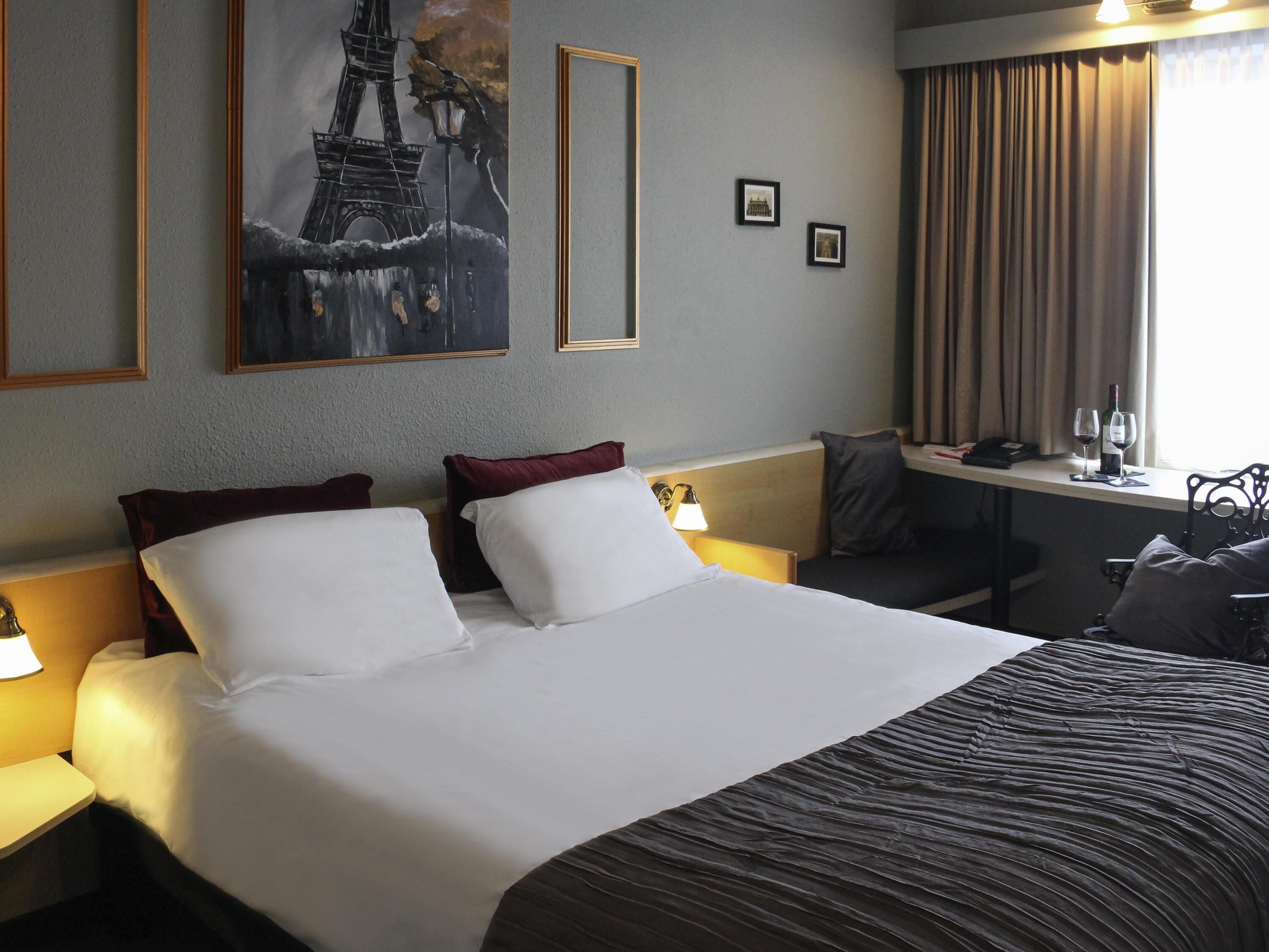 Habitación (by Gorana - Finding Love in Paris) | Escritorio, cortinas blackout y insonorización 