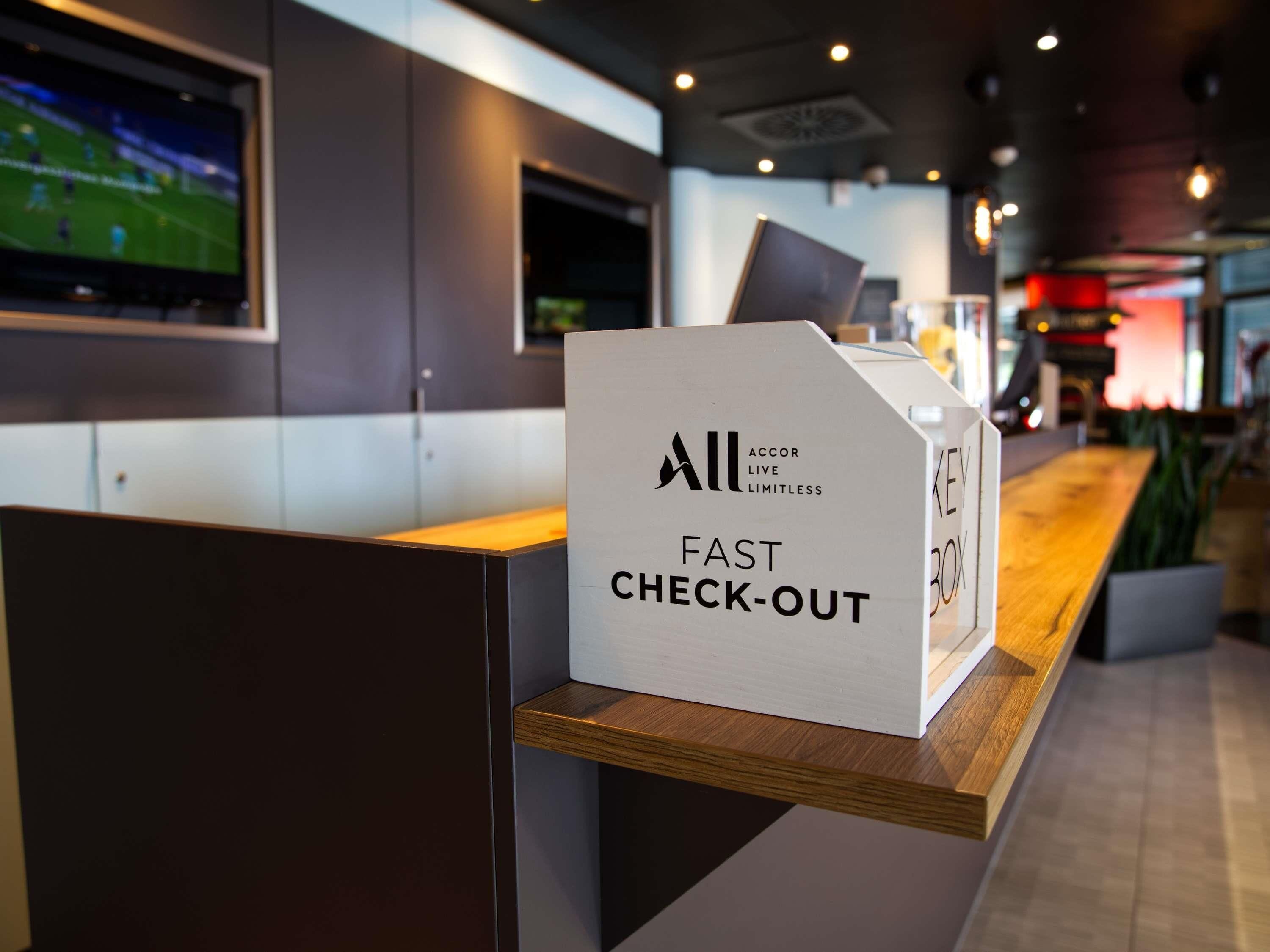 Kamar Superior, 1 Tempat Tidur Double | Meja kerja, tirai kedap cahaya, kedap suara, dan setrika/meja setrika