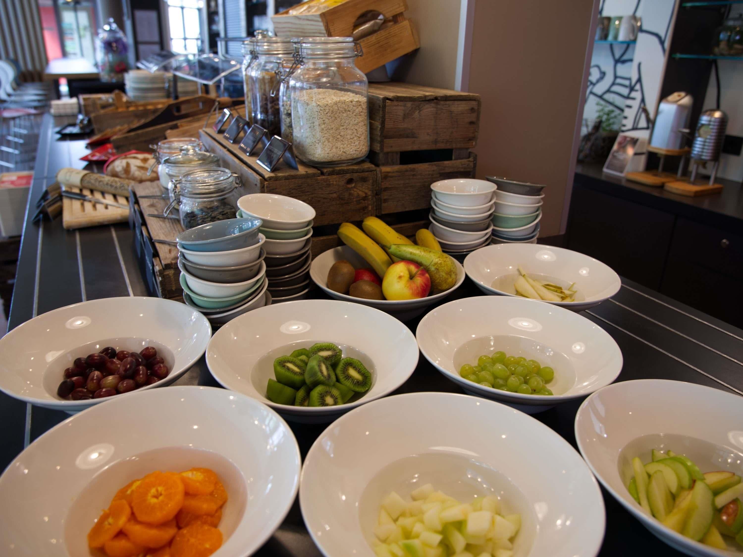 Een buffet met diverse soorten fruit en granen.