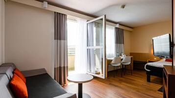 Junior suite, 1 tweepersoonsbed met slaapbank, balkon | Een bureau, een strijkplank/strijkijzer, gratis wifi, beddengoed
