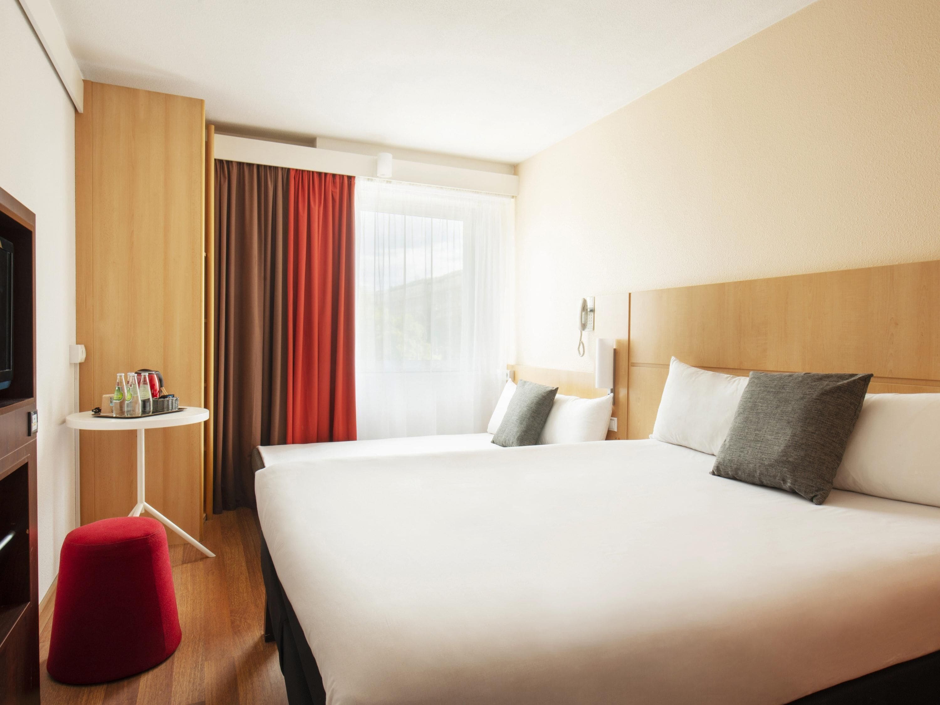 Habitación familiar, varias camas | Escritorio, tabla de planchar con plancha, wifi gratis y ropa de cama