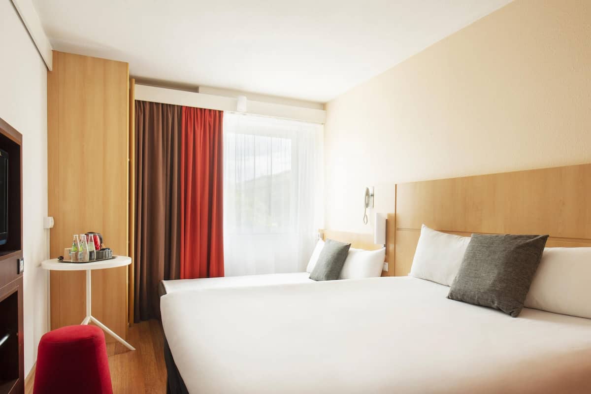 Chambre familiale, Plusieurs lits | 1 chambre, bureau, fer et planche Ă repasser, accĂšs au Wi-Fi (inclus)