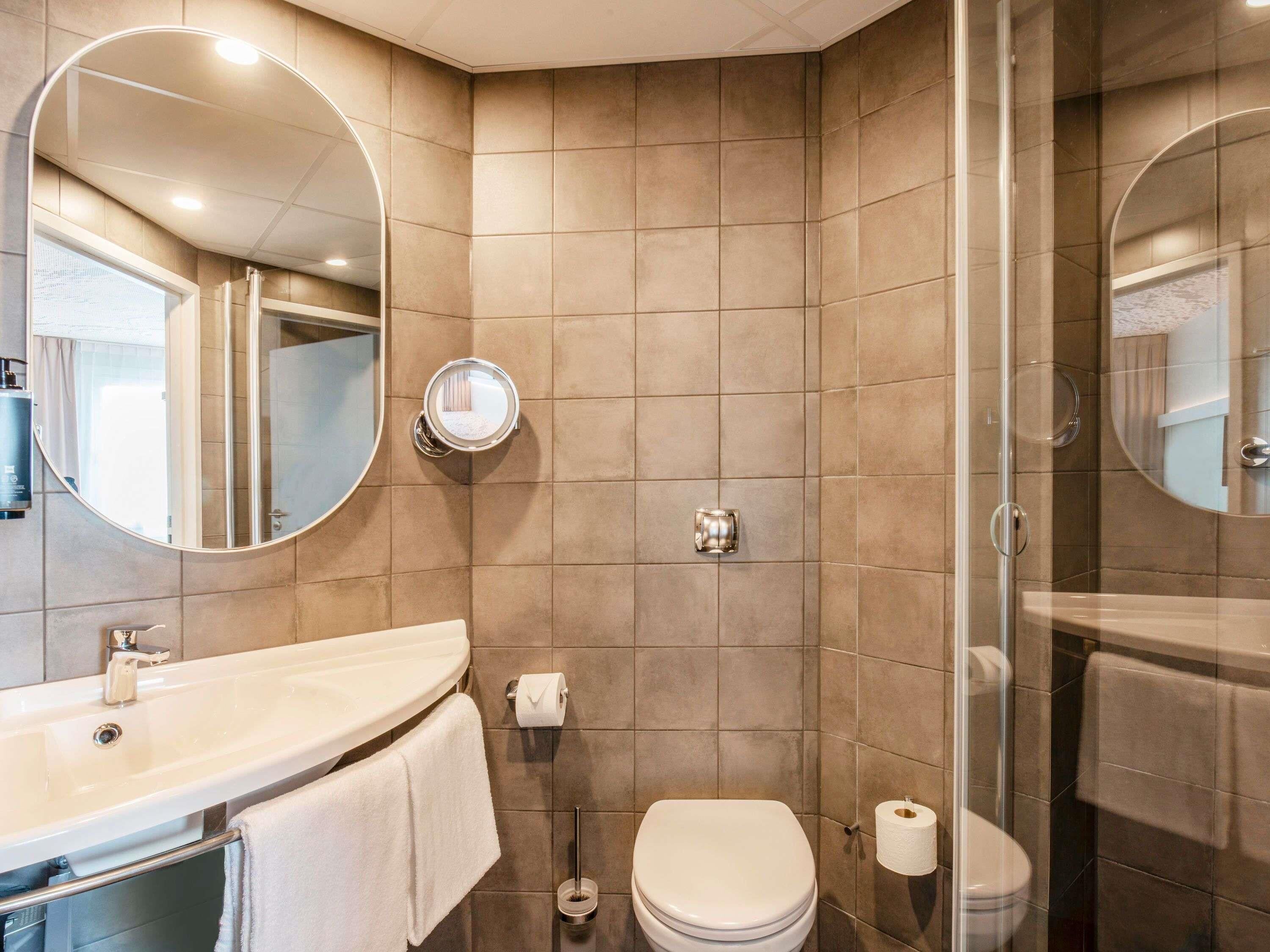Habitación Premium, 2 camas individuales | Escritorio, tabla de planchar con plancha, wifi gratis y ropa de cama