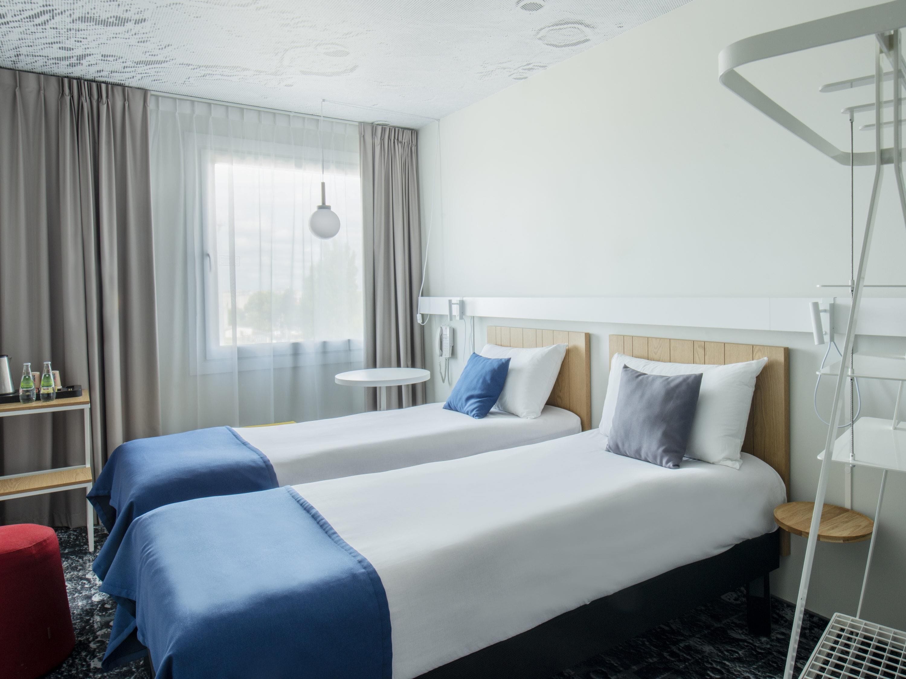 Habitación Premium, 2 camas individuales | Escritorio, tabla de planchar con plancha, wifi gratis y ropa de cama