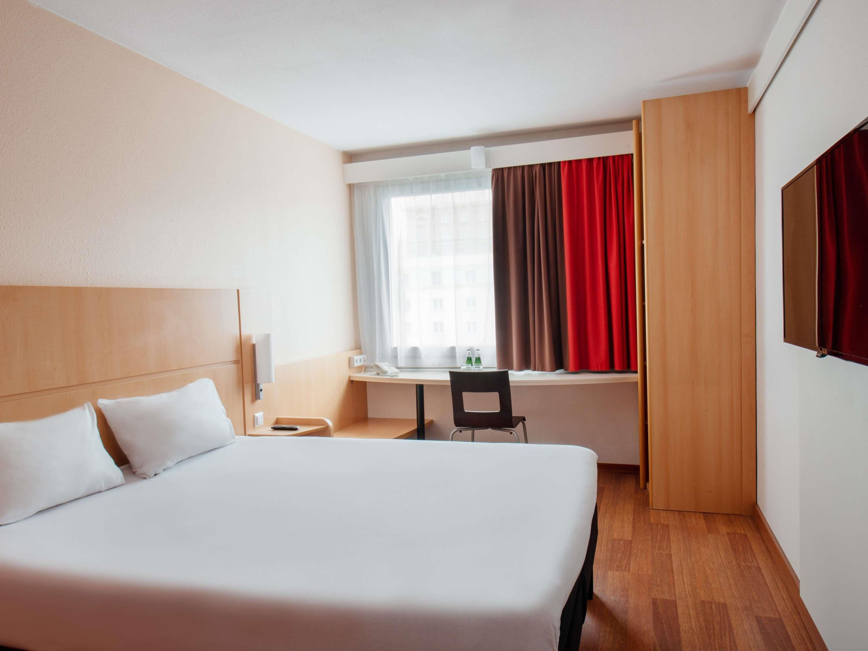 Habitación estándar, 1 cama doble | Escritorio, tabla de planchar con plancha, wifi gratis y ropa de cama