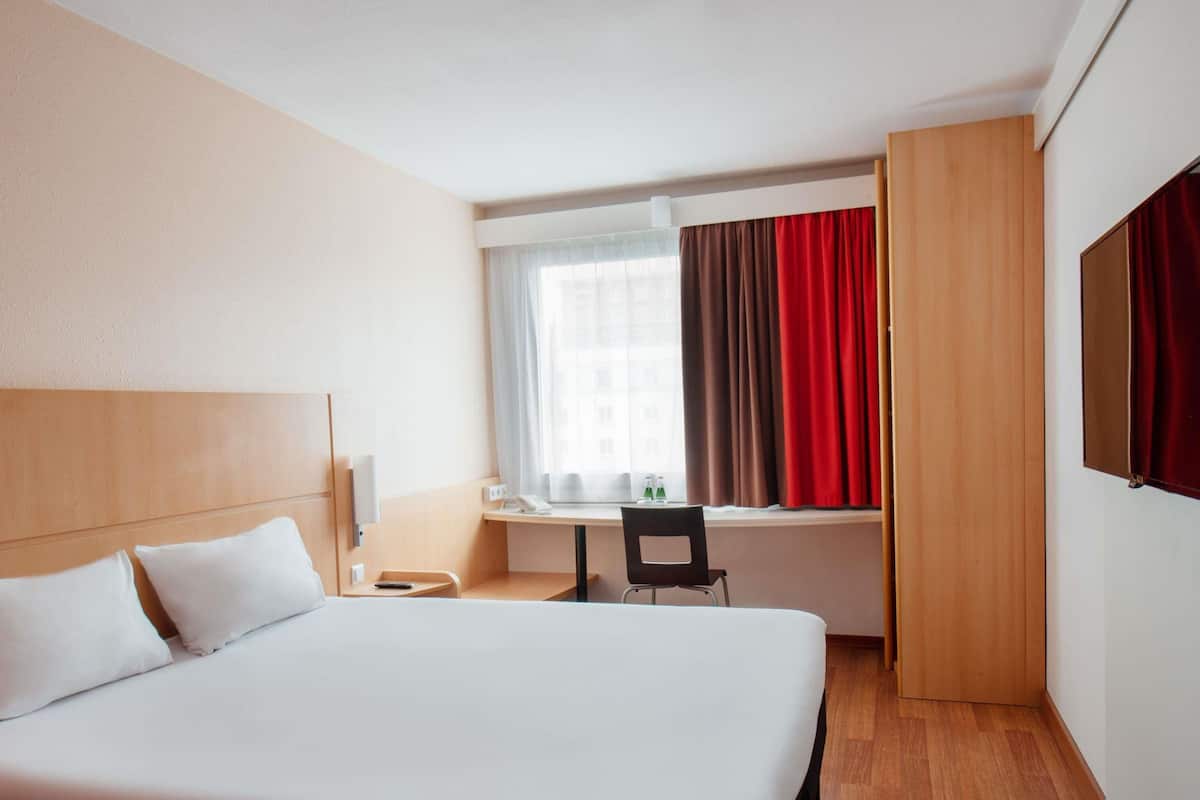 Habitación estándar, 1 cama doble | Escritorio, tabla de planchar con plancha, wifi gratis y ropa de cama