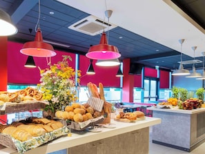 Café da manhã com buffet todos os dias (PLN 49 por pessoa) 