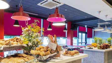 Daily buffet breakfast (PLN 59 per person)