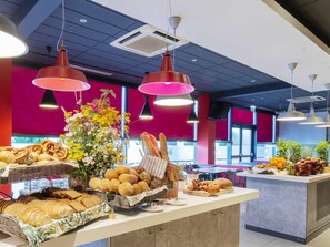 Desayuno buffet (PLN 59 por persona) 
