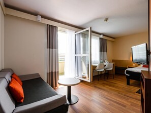 Suite junior, 1 cama matrimonial y sofá cama, balcón | 1 habitación, escritorio, tabla de planchar con plancha y wifi gratis 