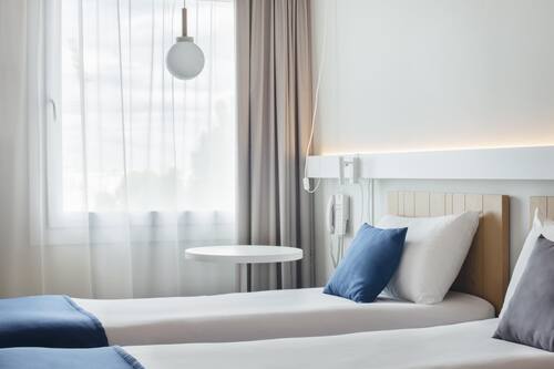 Habitación Premium, 2 camas individuales | Escritorio, tabla de planchar con plancha, wifi gratis y ropa de cama