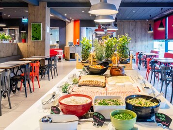 Daily buffet breakfast (PLN 59 per person)
