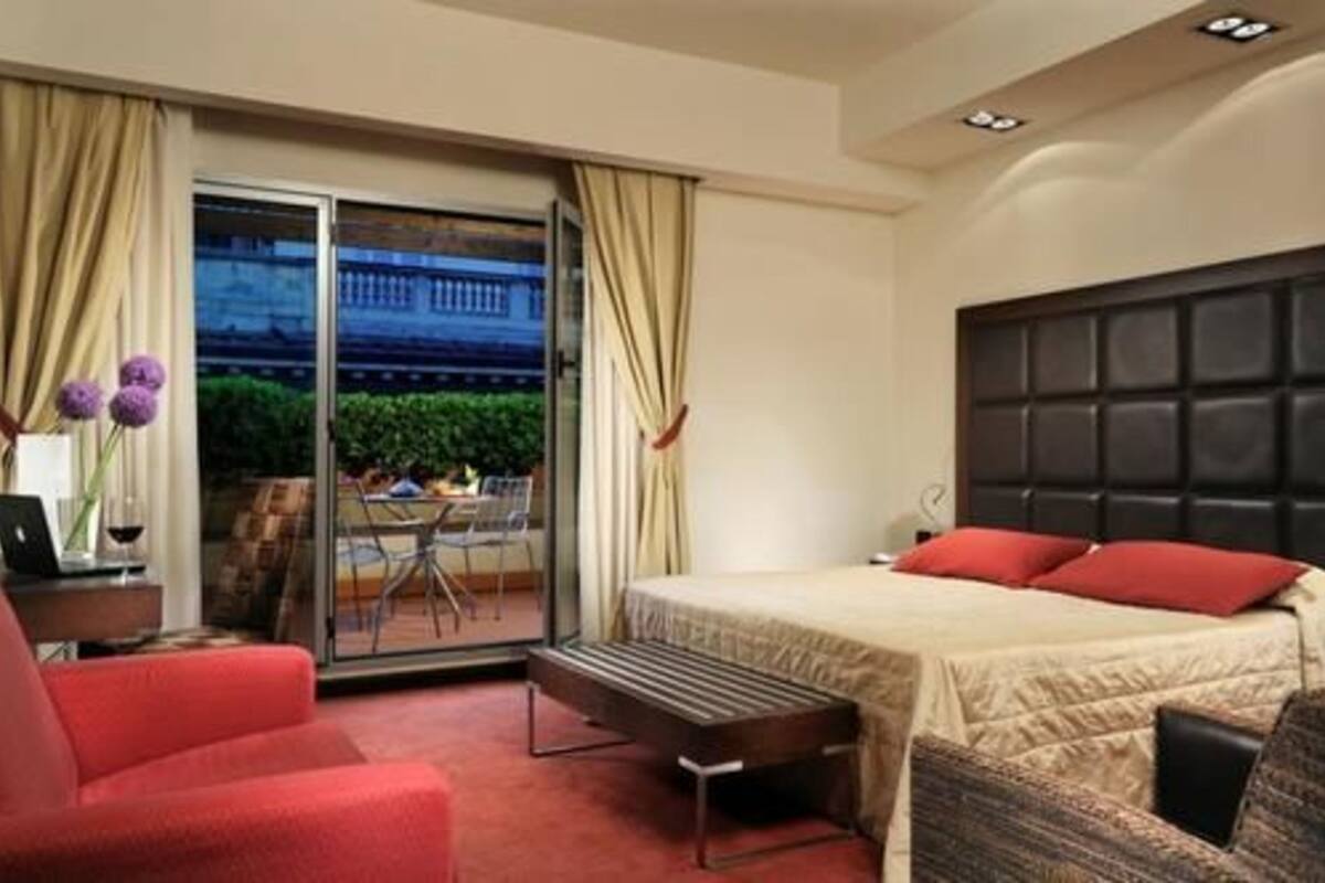 Hypo-allergenic bedding, minibar, in-room safe, desk