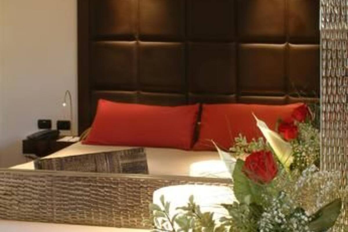 Hypo-allergenic bedding, minibar, in-room safe, desk