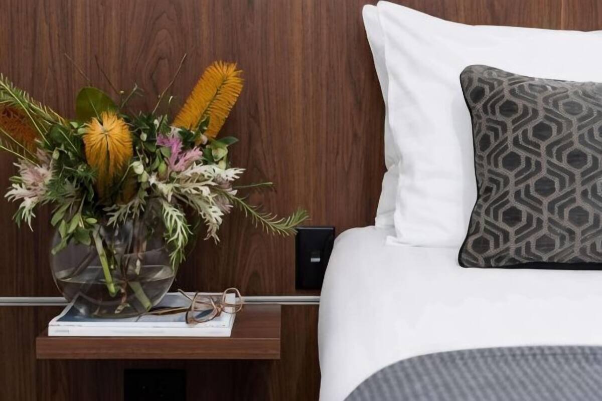 Minibar, caja de seguridad en la habitación y escritorio