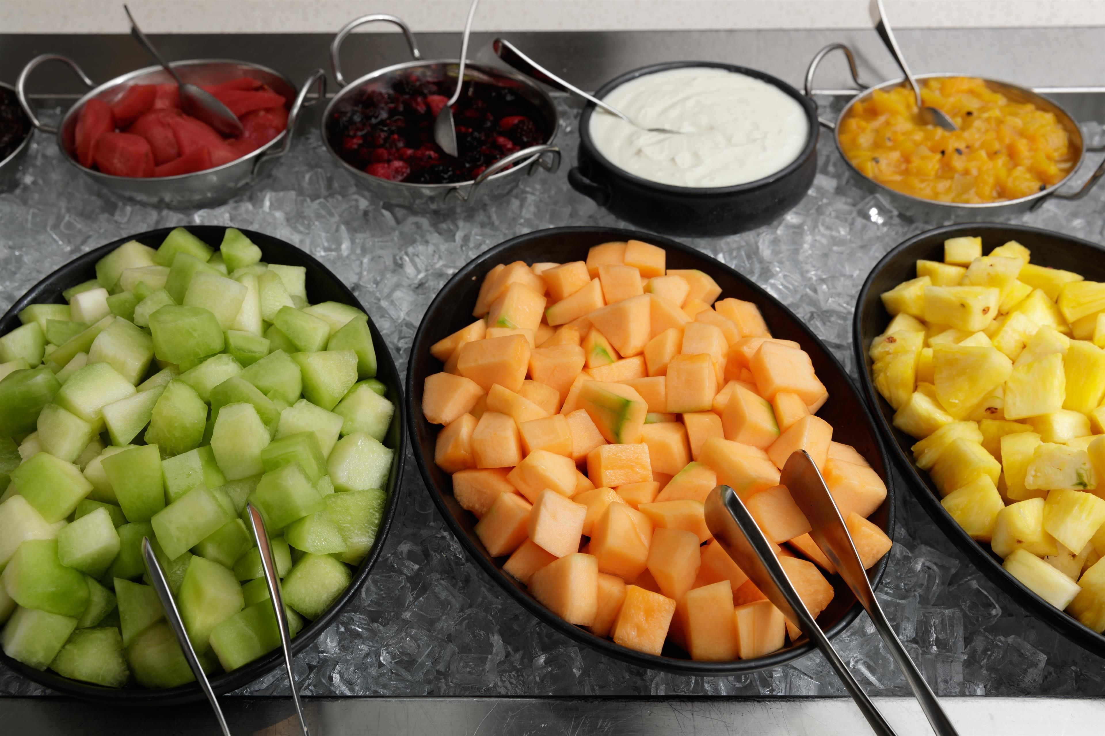 Un buffet proposant une variété de fruits et de sauces pour tremper.