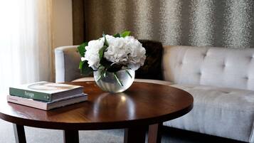 Premier Suite, 1 Bedroom | Minibar, in-room safe, desk, laptop workspace