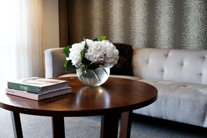 Minibar, coffres-forts dans les chambres, bureau
