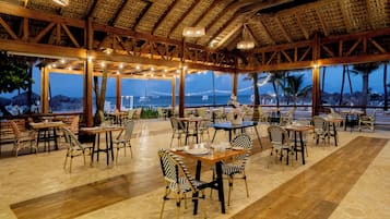 14 restaurantes; se sirve desayuno y almuerzo; cocina internacional