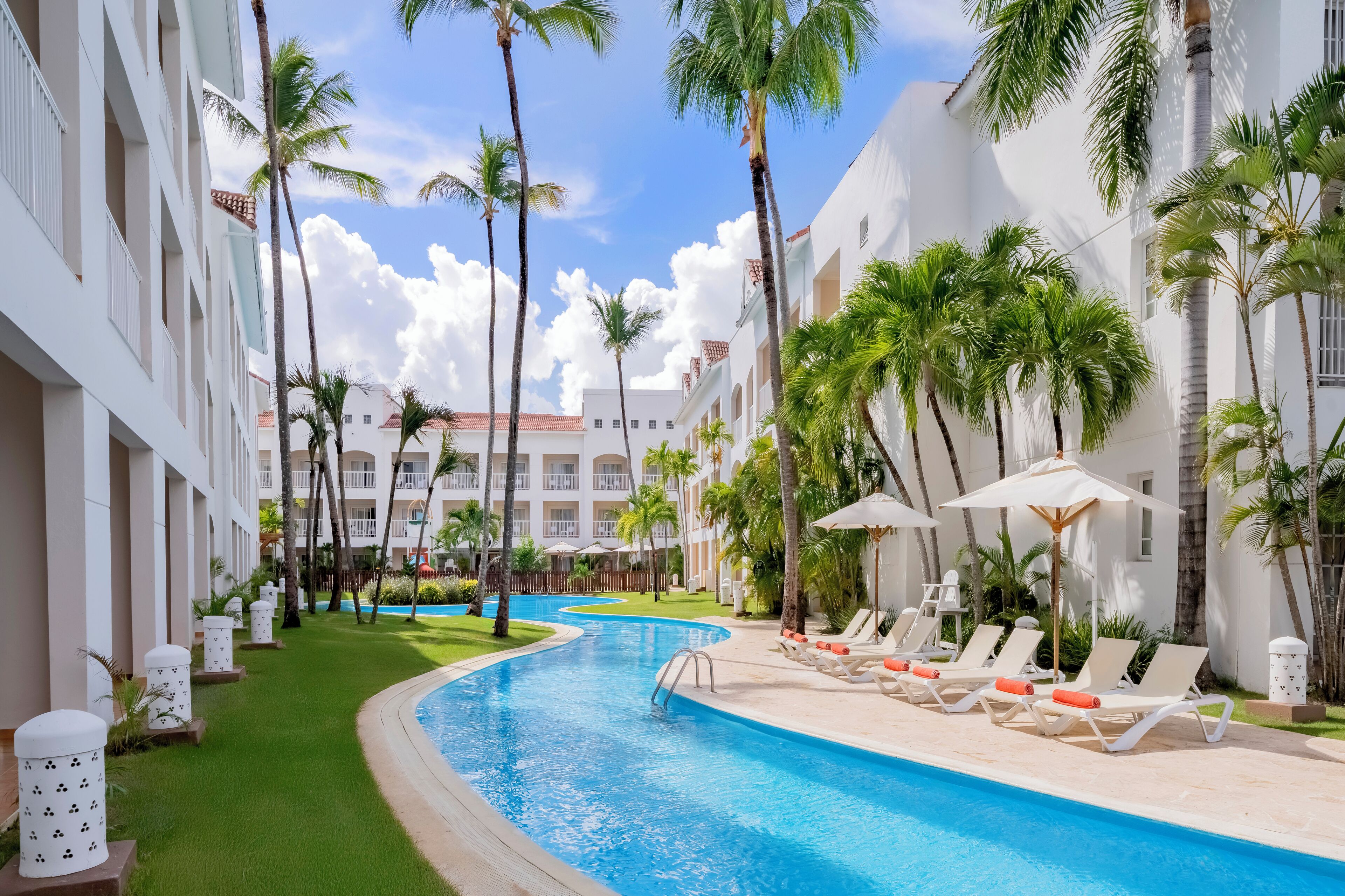 6 Außenpools, geöffnet von 09:00 Uhr bis 19:00 Uhr, Sonnenschirme