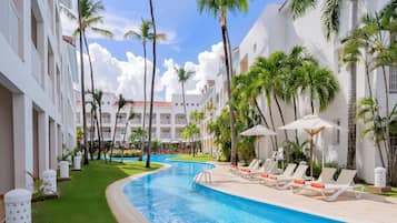 6 AuĂenpools, geöffnet von 09:00 Uhr bis 19:00 Uhr, Sonnenschirme