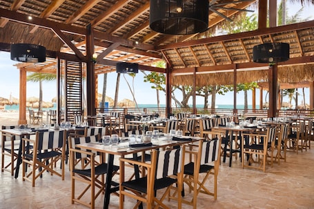 14 restaurantes; se sirve desayuno y almuerzo; cocina internacional