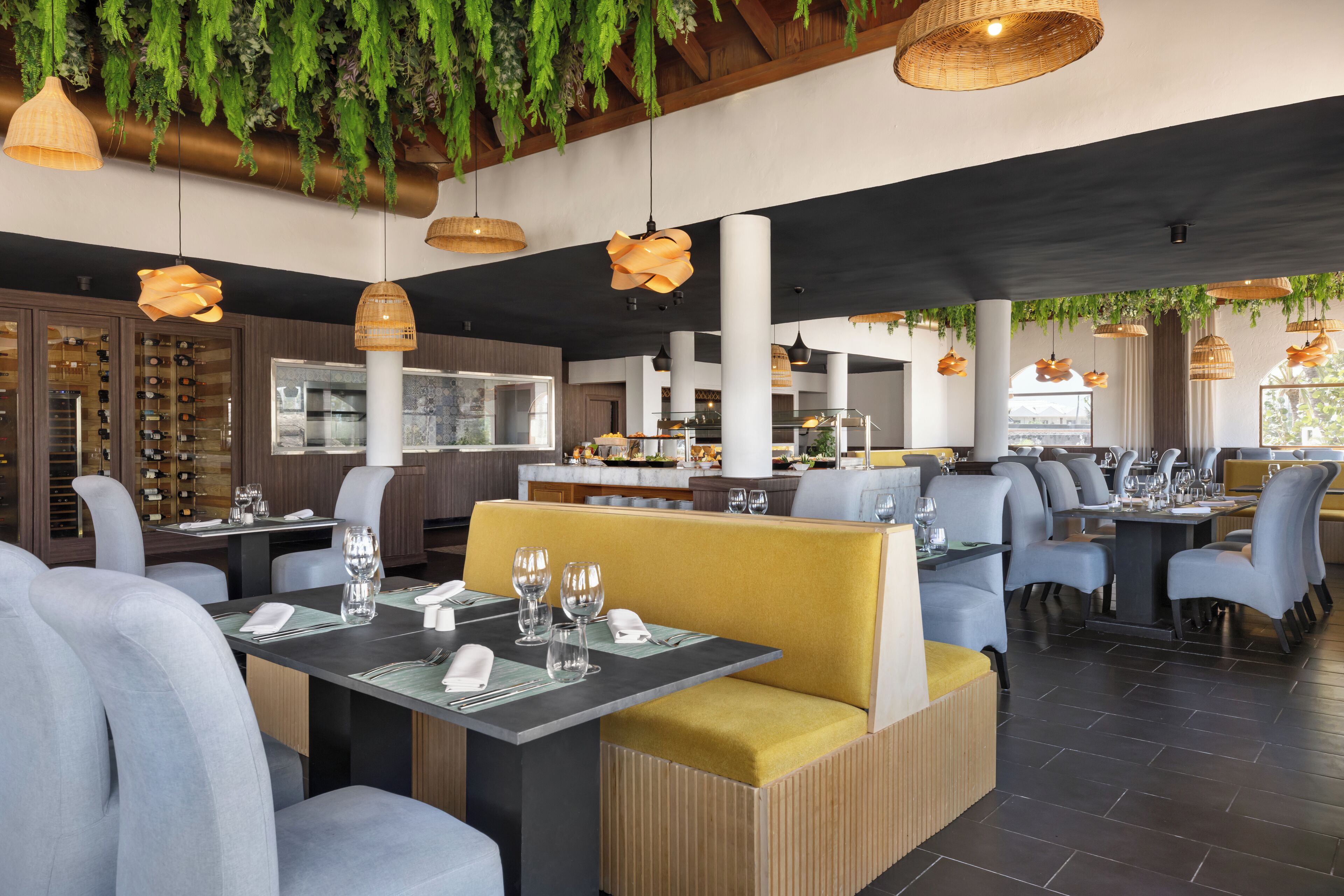 14 restaurants, breakfast, lunch, dinner served; international cuisine