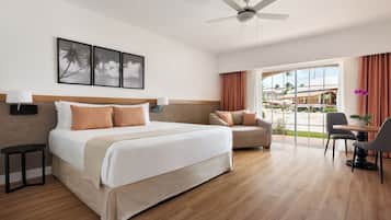 Superior Deluxe Pool View King | Minibar (some free items), in-room safe, desk, blackout drapes